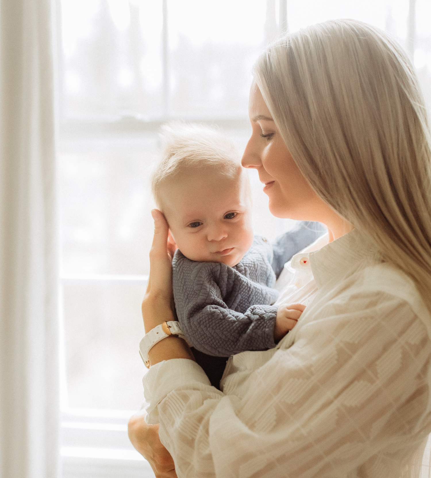 white_hair_mom_holding_baby-babyprolimited, Abacus Rattle, Baby Musical Mobile, Newborn baby essentials, Dou Dou Cloth, Hand Rattle, Spiral Toys, Hanging Toys, Infant sleep baby toys, Baby toys, Newborn baby toys , 手搖掃撥玩具, 音樂吊掛, 新生兒必需品, 安撫布巾, 手搖玩具, 繞床玩具, 掛件玩具, 嬰兒睡眠玩具, 嬰兒玩具, 新生嬰兒玩具