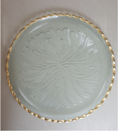 Twisted Gold-rimmed Decorative Plate with Embossed Leaf Design